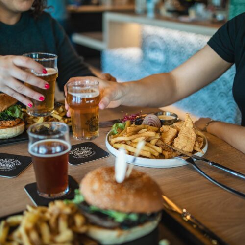 Trinquer entre amis à l'Awen Brew Pub